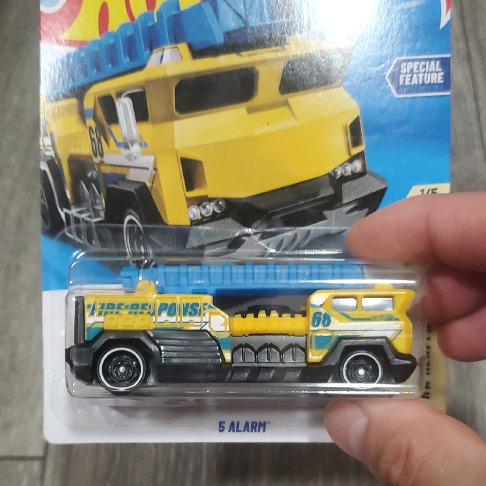Mattel Hot Wheels Yellow & Blue Rescue Rig - Picture 2 of 8